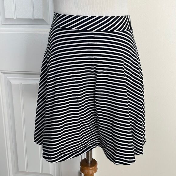 Black and white striped Flowey skirt by SO size XS - Picture 1 of 4